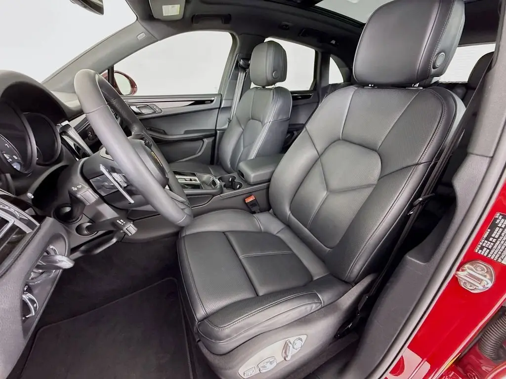 2025 Porsche Macan T - Photo 40