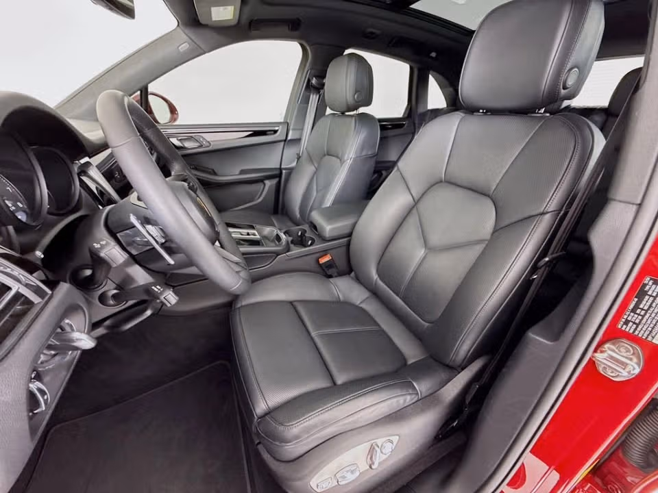 2025 Porsche Macan T - Photo 35