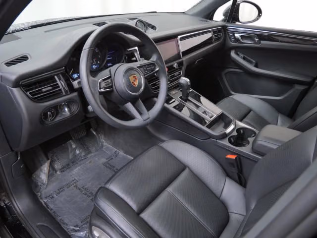 2026 Porsche Macan T - Photo 26