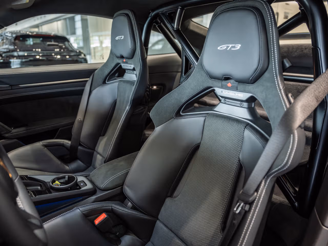 Visualizza 2026 Porsche 911 GT3, Interno, Interni con estensione delle parti in pelle/Race-Tex nere con colore a contrasto argento GT, 5 nella galleria
