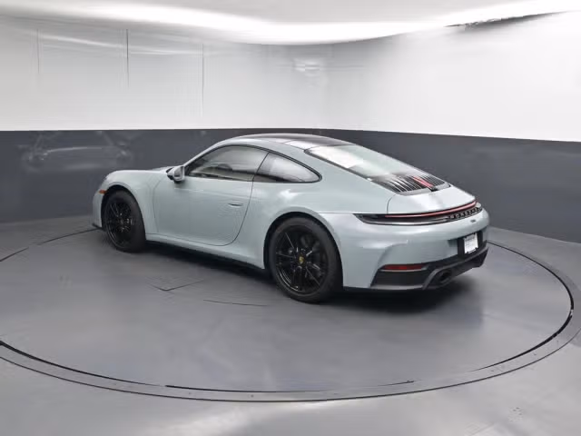 2025 Porsche 911 - Photo 18
