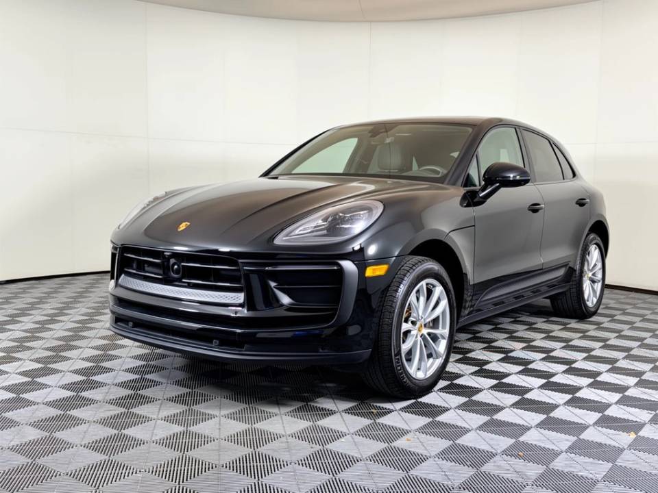 2025 Porsche Macan Base
