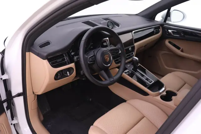 2026 Porsche Macan T - Photo 30