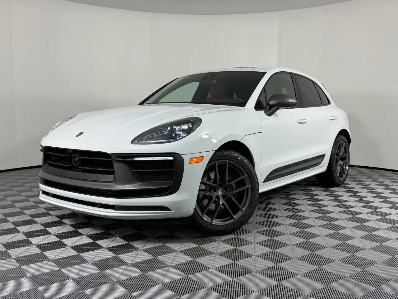 2026 Porsche Macan T - Photo 8