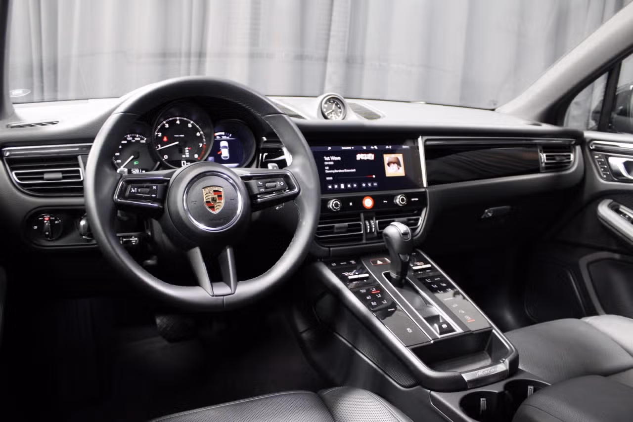 2025 Porsche Macan Base - Photo 28