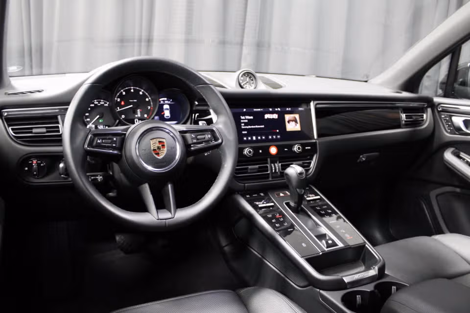 2025 Porsche Macan Base - Photo 27