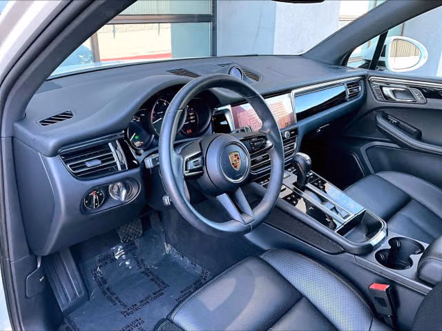 2026 Porsche Macan T - Photo 26
