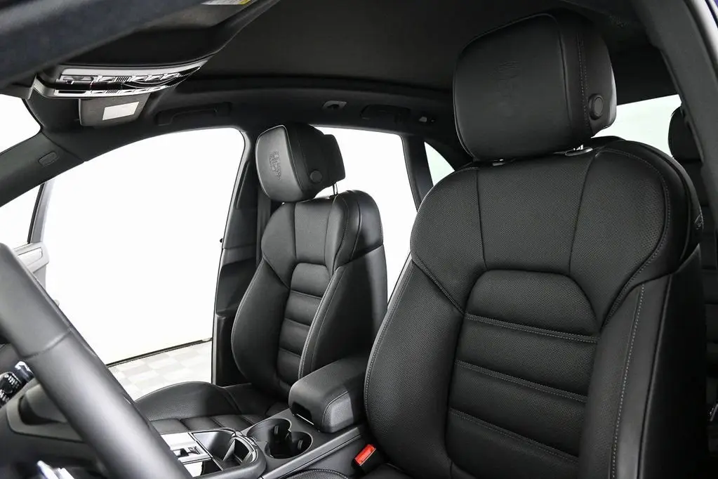 2025 Porsche Macan - Photo 40