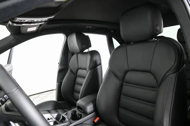 2025 Porsche Macan - Photo 38