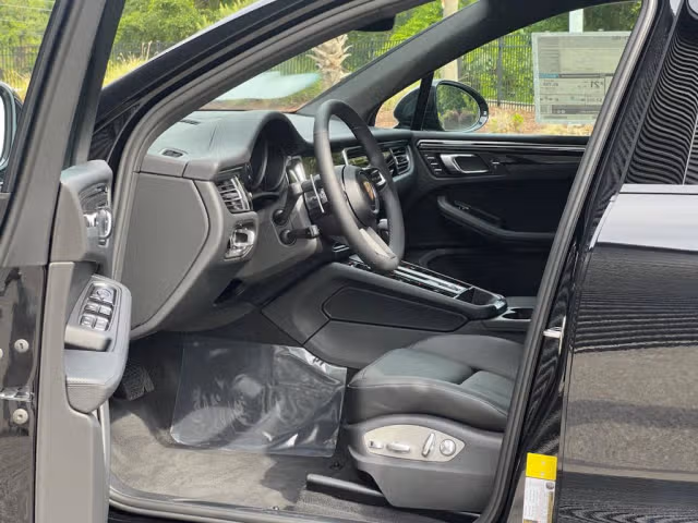 2025 Porsche Macan Base - Photo 26
