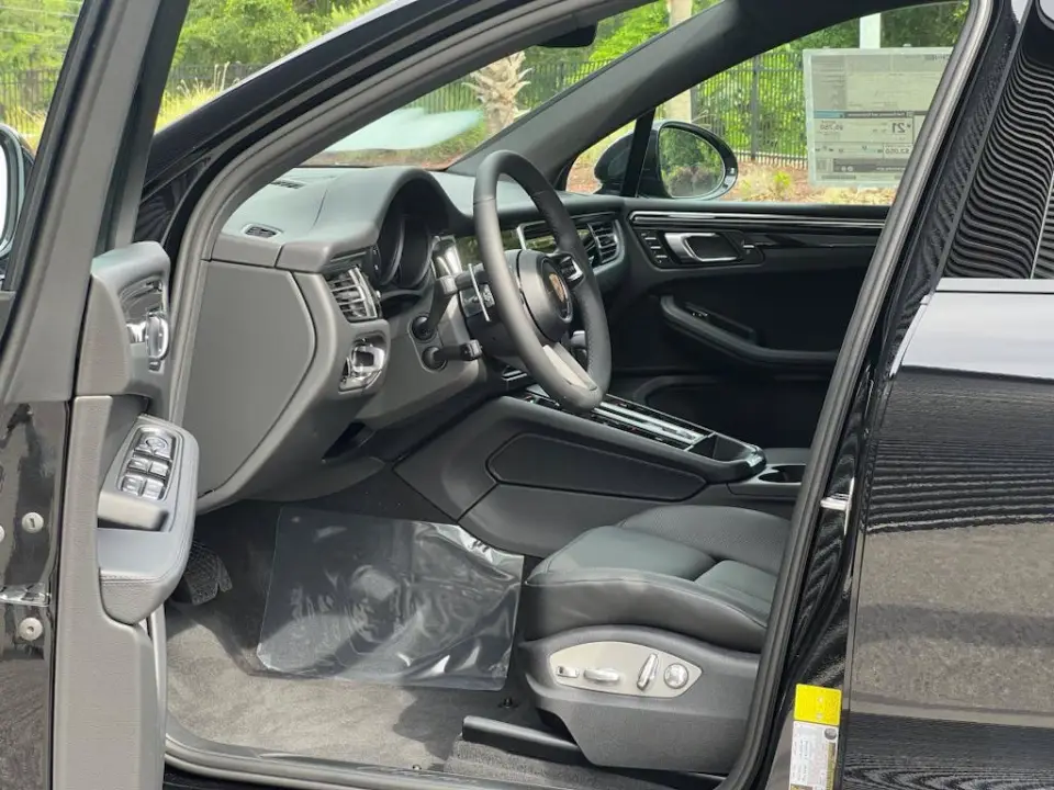 2025 Porsche Macan Base - Photo 31