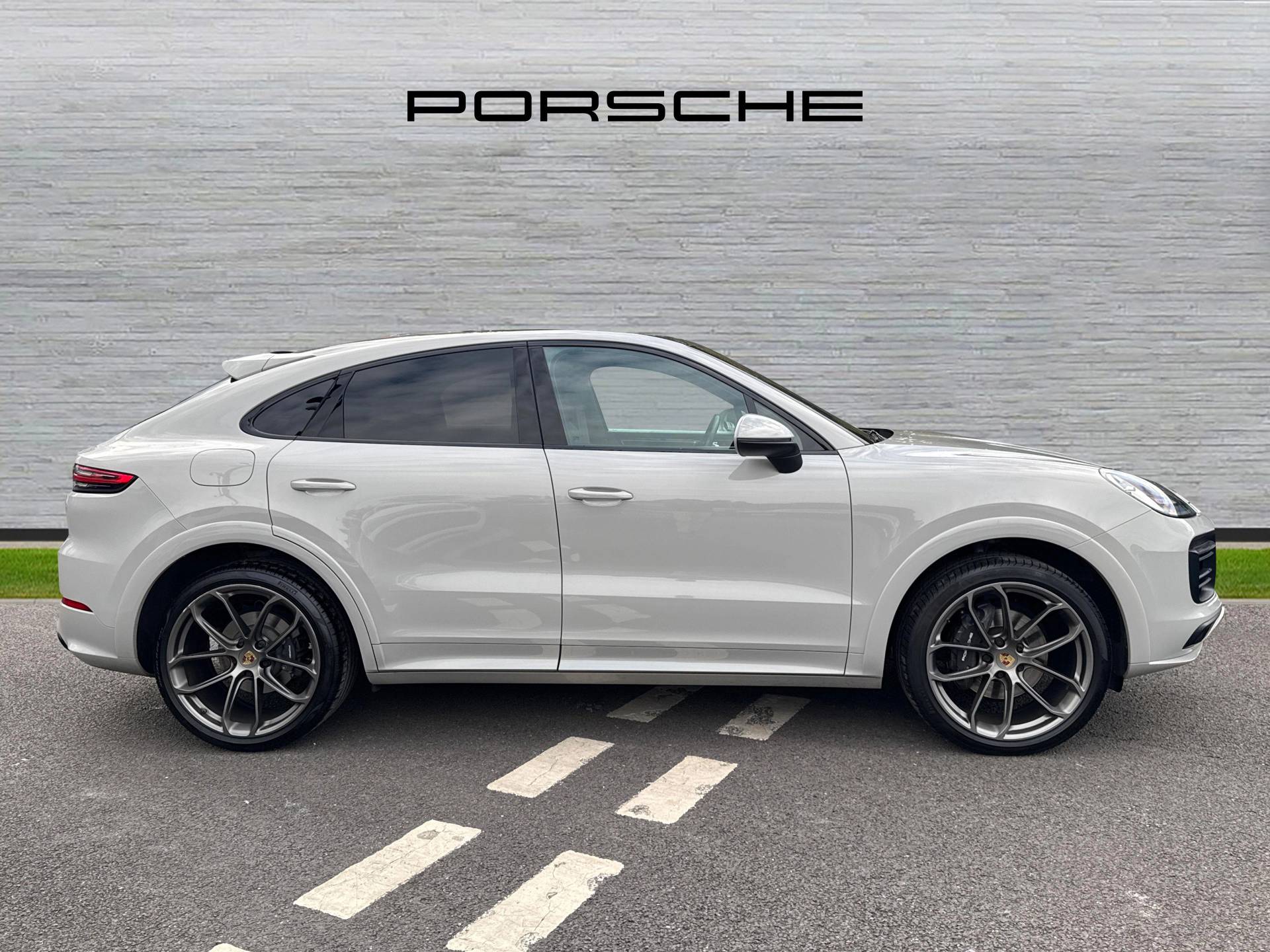 Cayenne, photo 2 of 32