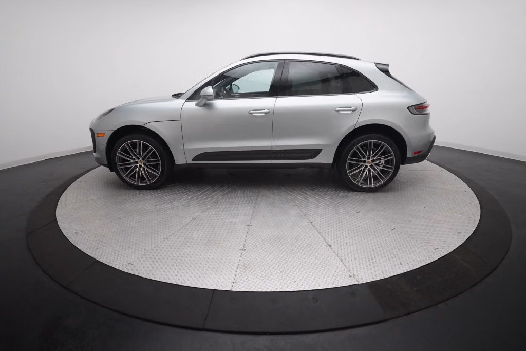 2026 Porsche Macan T - Photo 12