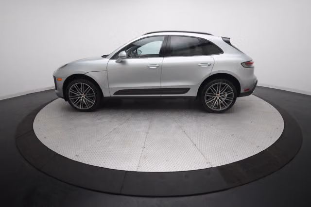 2026 Porsche Macan T - Photo 10