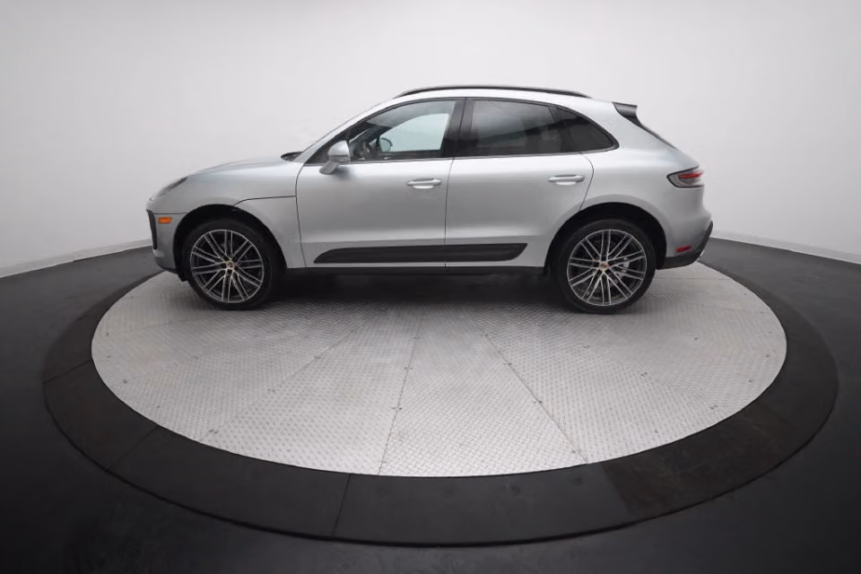 2026 Porsche Macan T - Photo 11