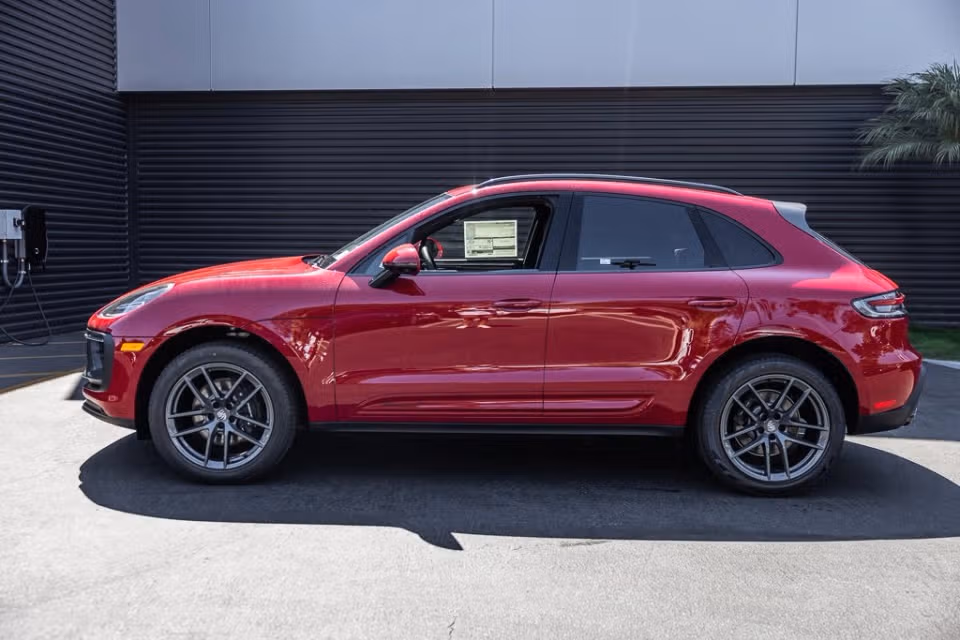 2025 Porsche Macan T - Photo 11