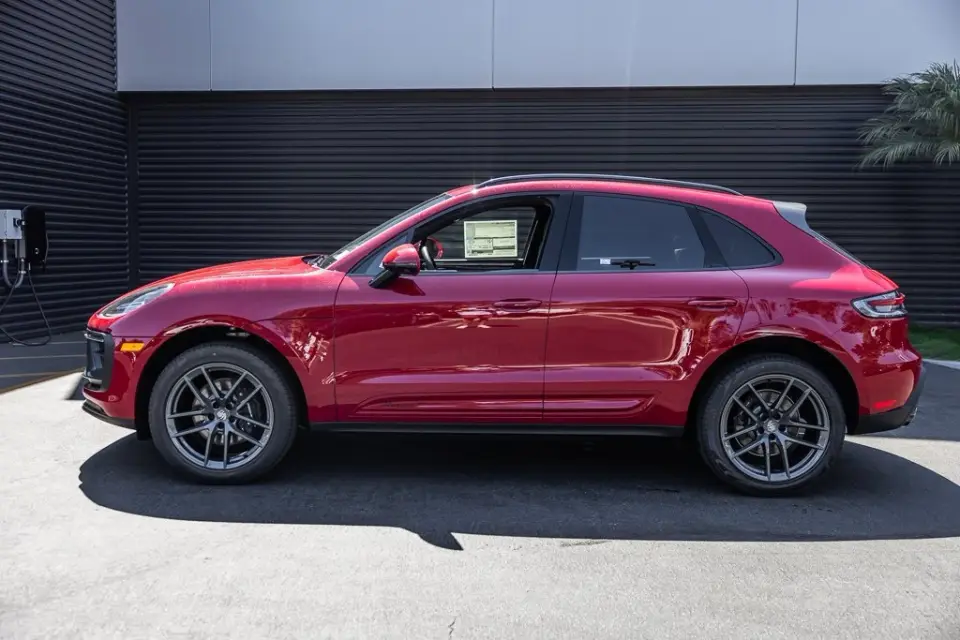 2025 Porsche Macan T - Photo 15