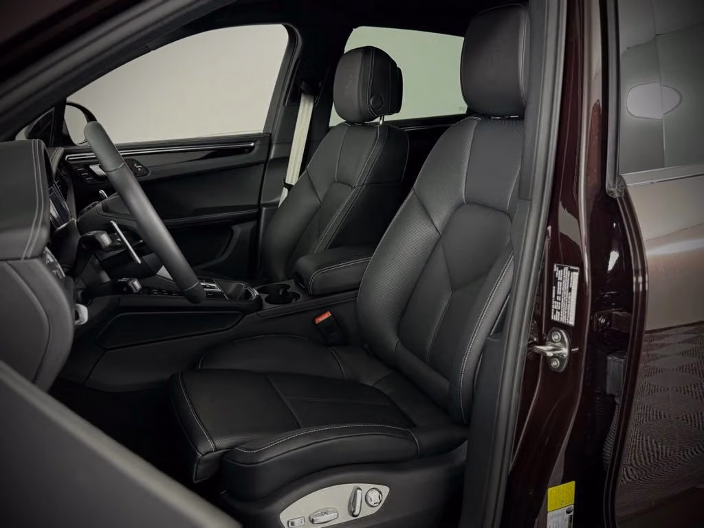 2025 Porsche Macan T - Photo 36
