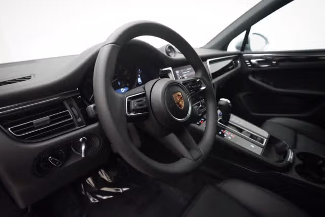 2026 Porsche Macan T - Photo 34