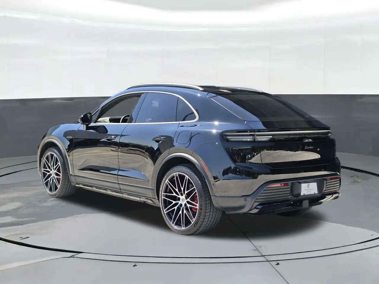2025 Porsche Macan Turbo Electric - Photo 24