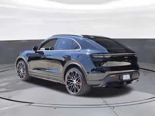2025 Porsche Macan Turbo Electric - Photo 17