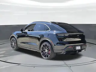 2025 Porsche Macan Turbo Electric - Photo 21
