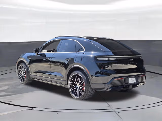 2025 Porsche Macan Turbo Electric - Photo 18