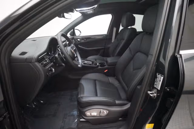 2026 Porsche Macan T - Photo 26