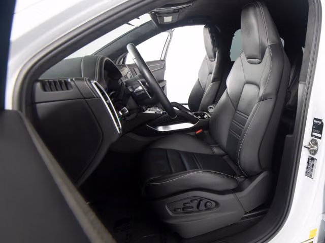 2023 Porsche Cayenne Coupe Turbo GT - Photo 34