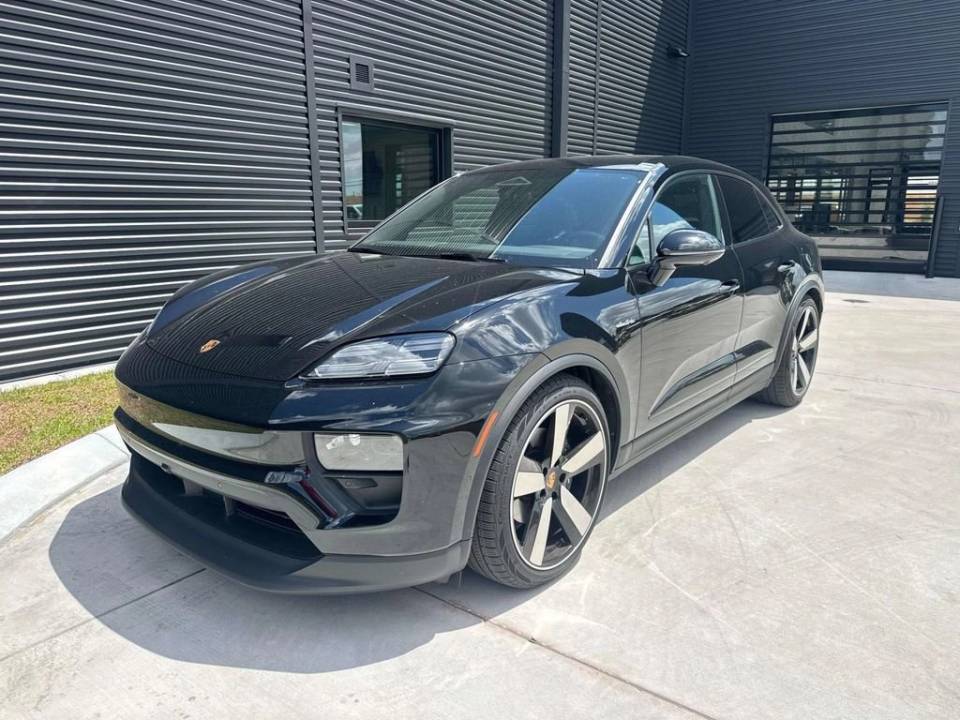 2025 Porsche Macan Base