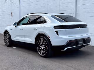 2025 Porsche Macan Turbo Electric - Photo 17