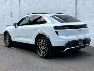 2025 Porsche Macan Turbo Electric - Photo 21