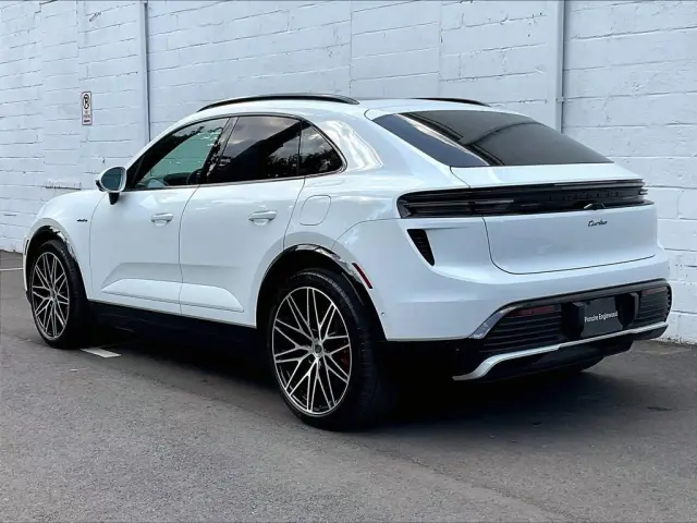 2025 Porsche Macan Turbo Electric - Photo 22