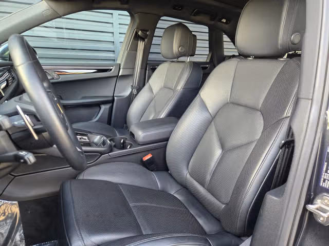 2025 Porsche Macan Base - Photo 34