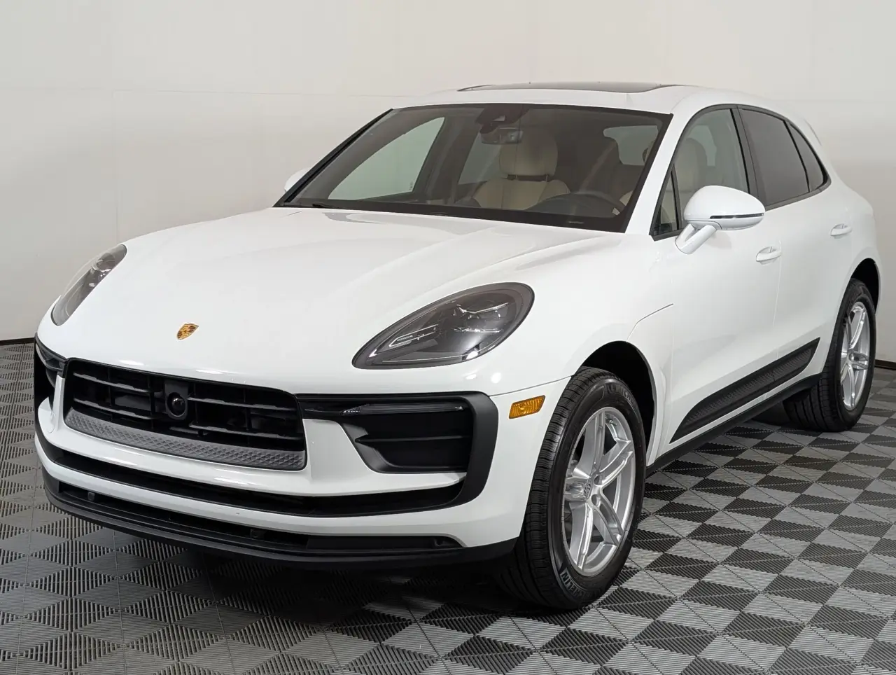 2025 Porsche Macan T - Photo 8