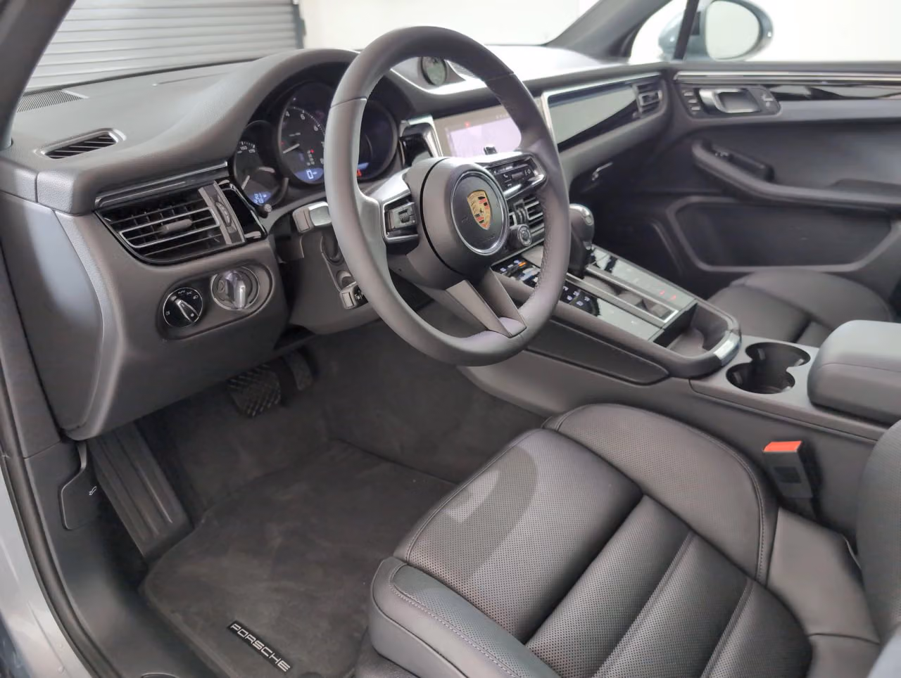 2025 Porsche Macan T - Photo 28