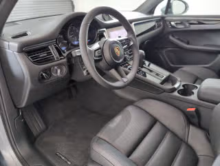 2025 Porsche Macan T - Photo 25