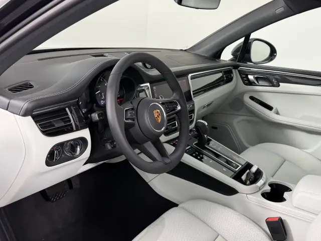 2026 Porsche Macan T - Photo 30