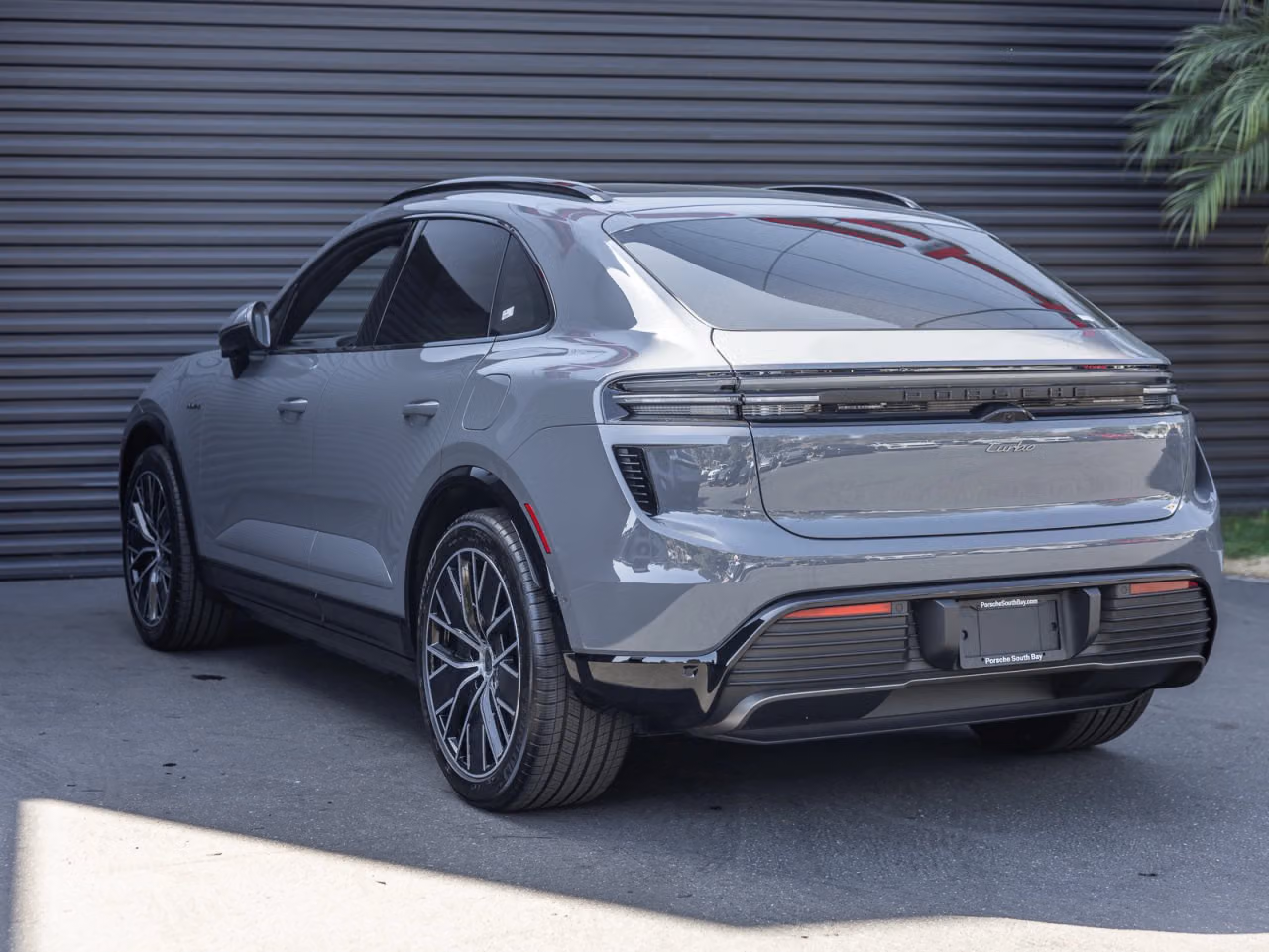 2025 Porsche Macan Turbo Electric - Photo 20