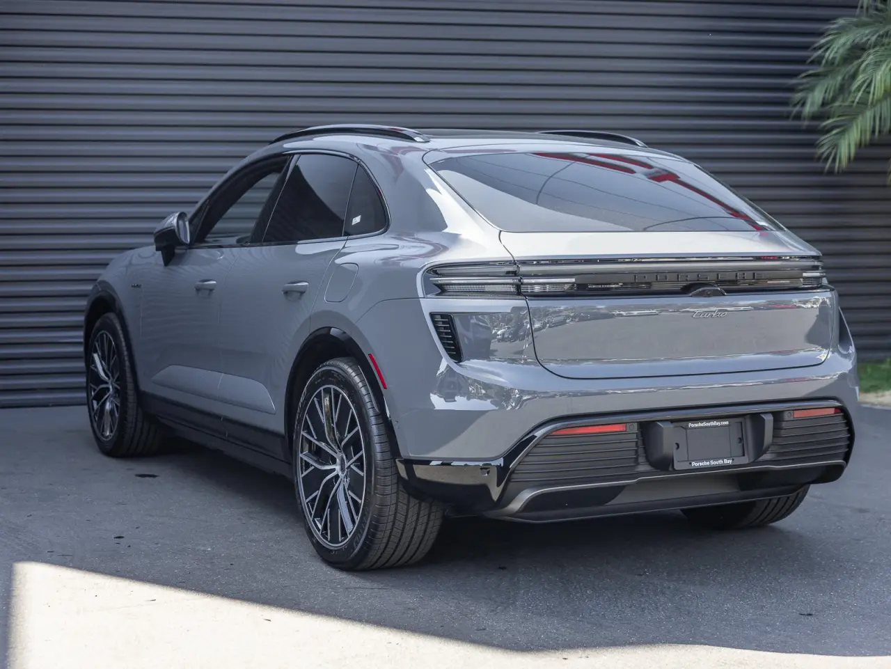 2025 Porsche Macan Turbo Electric - Photo 24