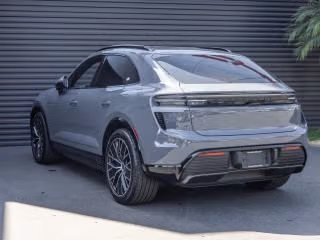 2025 Porsche Macan Turbo Electric - Photo 17
