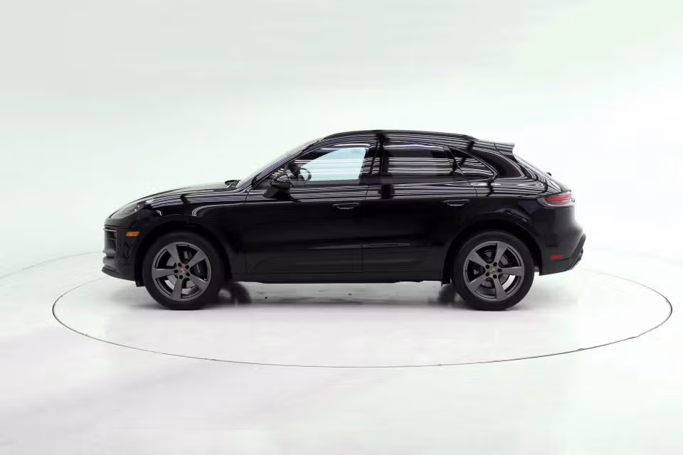 2026 Porsche Macan T - Photo 11