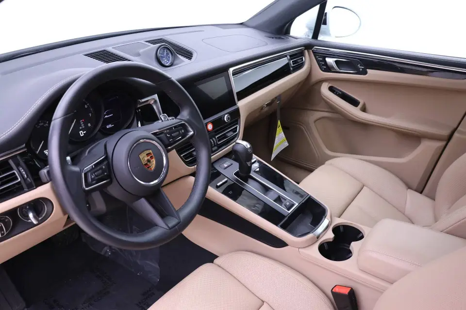 2025 Porsche Macan - Photo 39