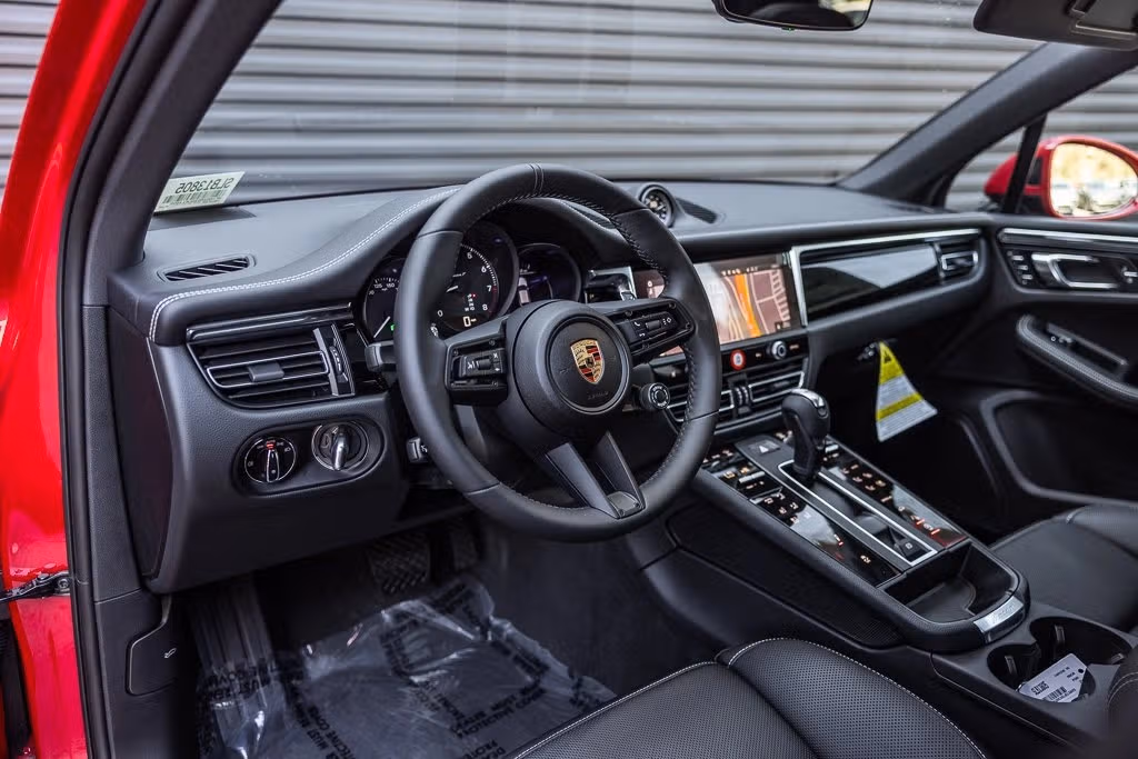 2025 Porsche Macan T - Photo 28