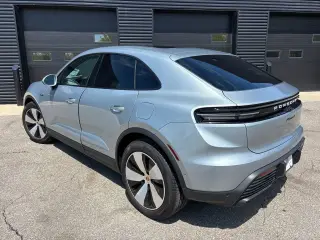 2025 Porsche Macan Base - Photo 37