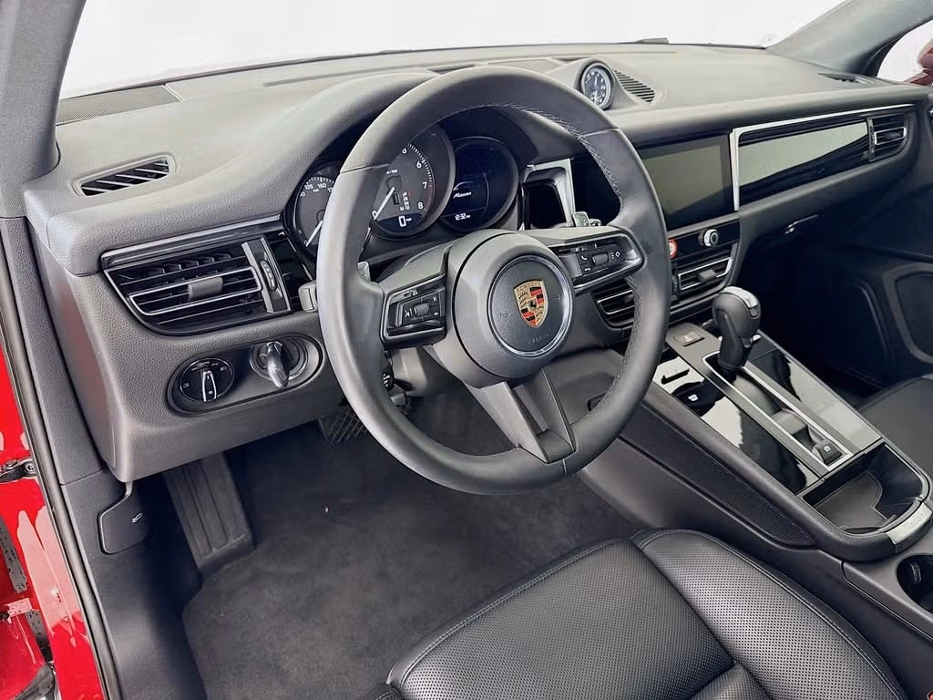 2025 Porsche Macan T - Photo 28