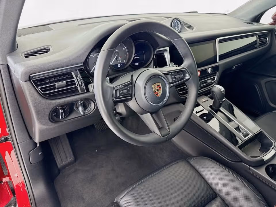 2025 Porsche Macan T - Photo 27
