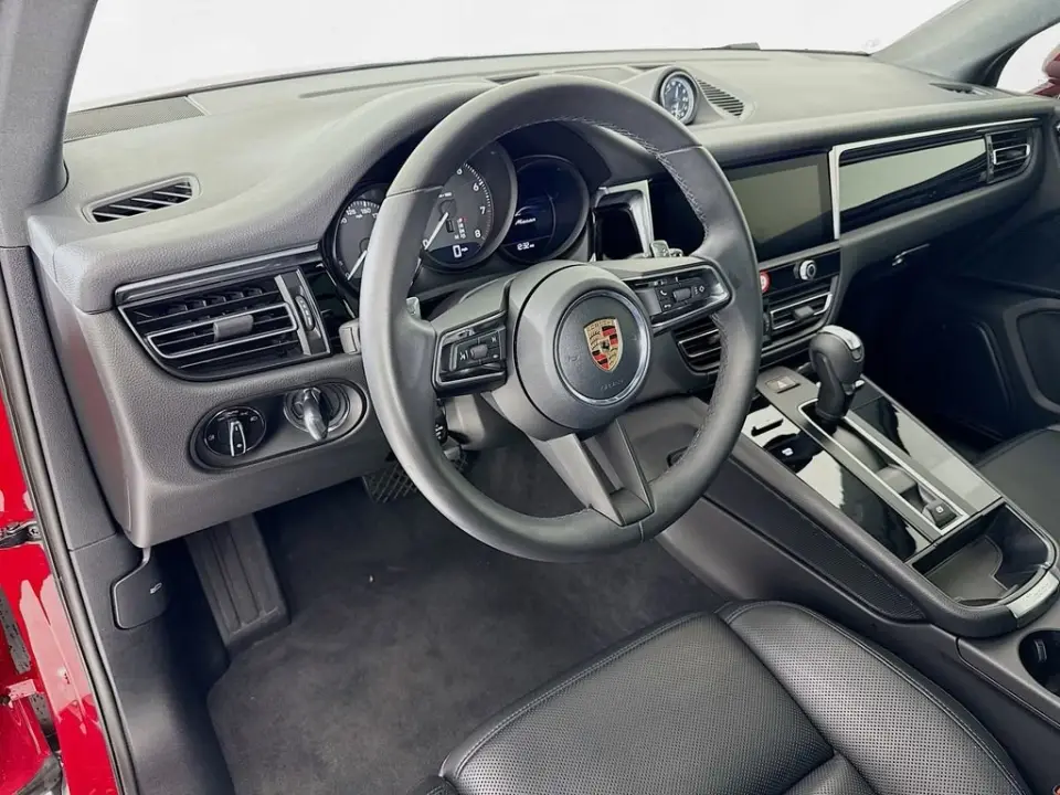 2025 Porsche Macan T - Photo 31