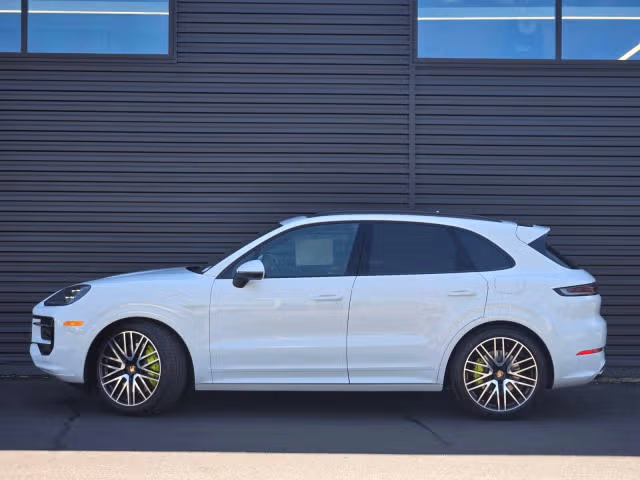 2025 Porsche Cayenne S E-Hybrid - Photo 18