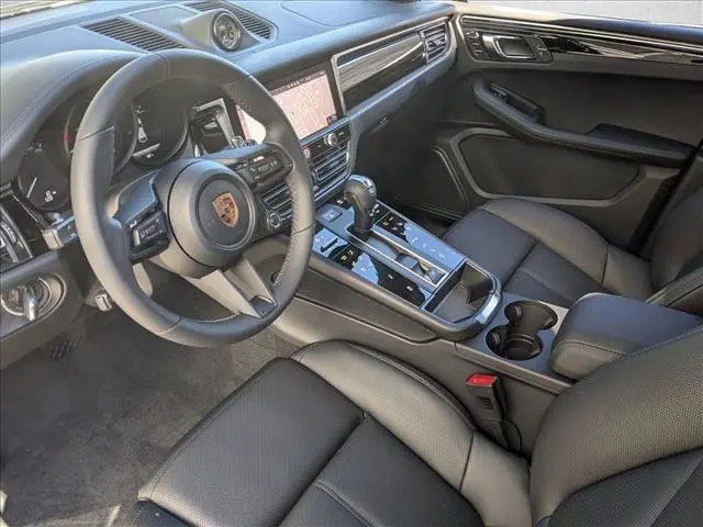 2026 Porsche Macan T - Photo 31